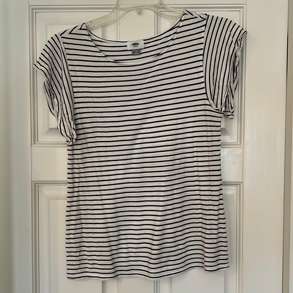 Old navy top. Cute flutter sleeves